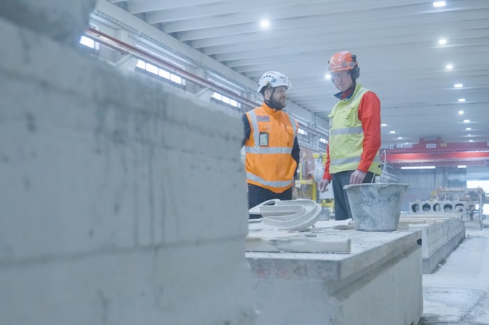 kaksi henkilöä Betsetin betonitehtaalla