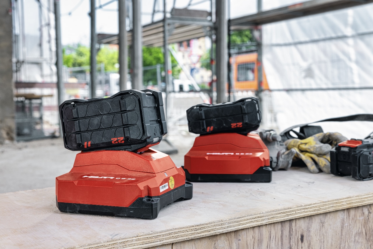 Kaksi Hilti Nuron -akkua latureissa