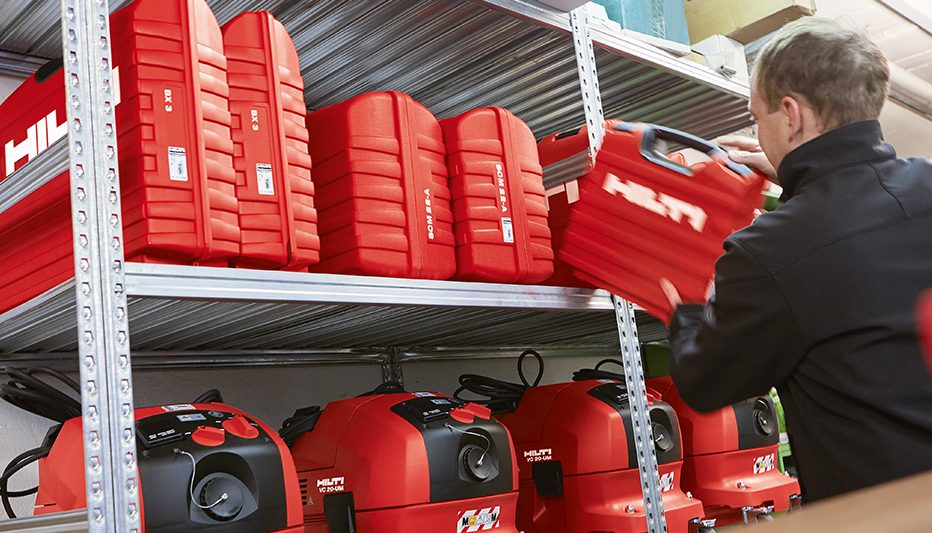  mies laittaa työkalulaatikon hyllyyn