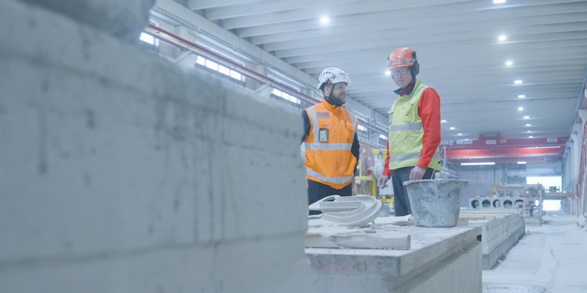 kaksi henkilöä Betsetin betonitehtaalla