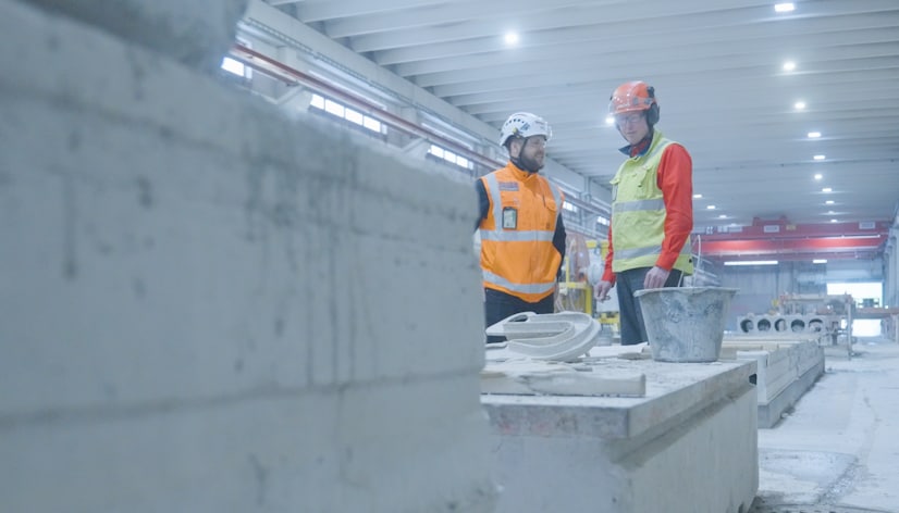 Kaksi henkilöä Betsetin betonitehtaalla