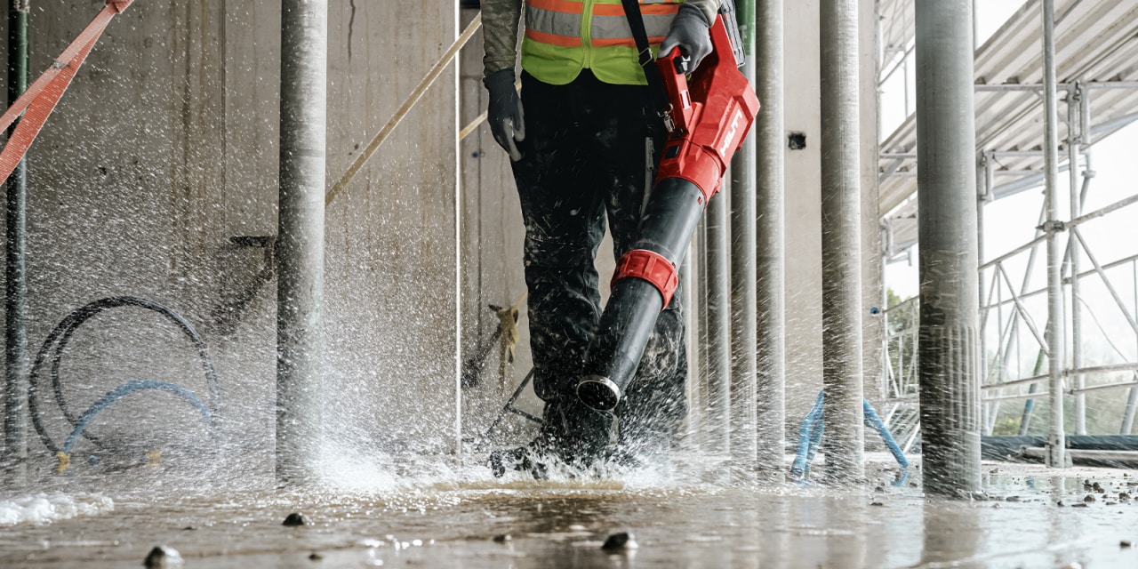 man using Hilti's cordless blower on jobsite