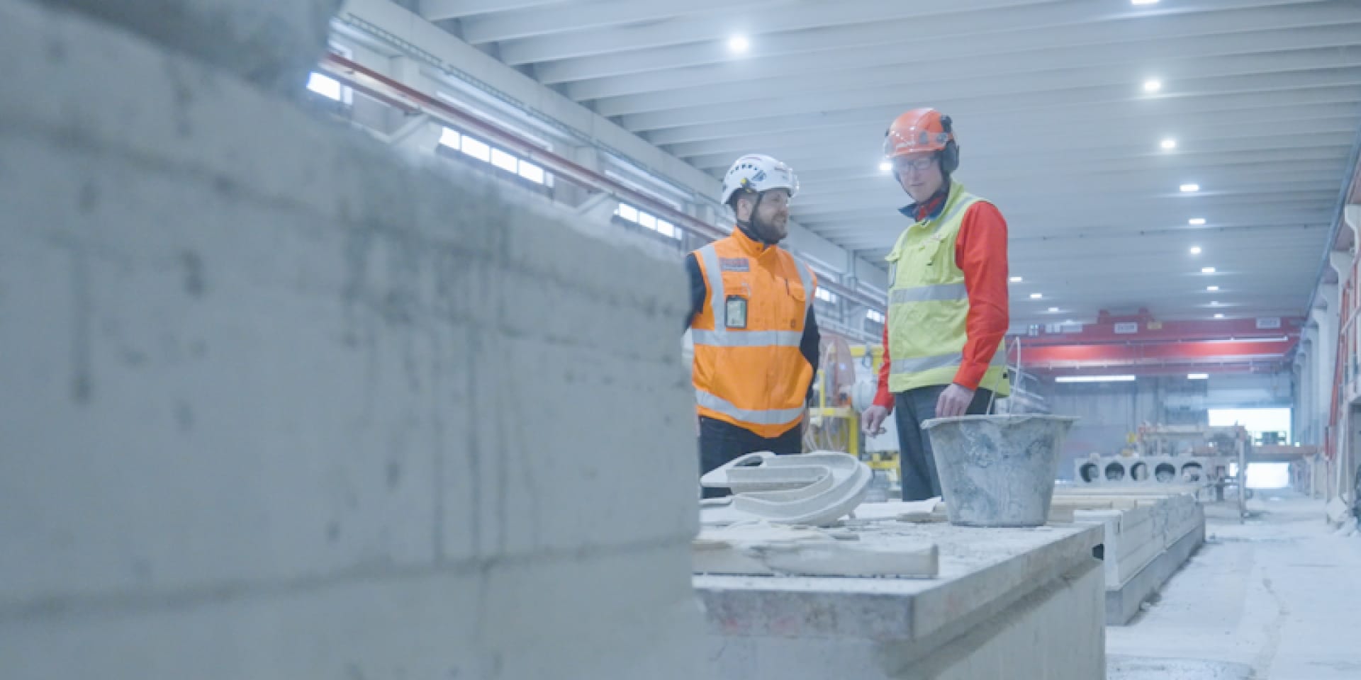 Kaksi miestä betonitehtaalla
