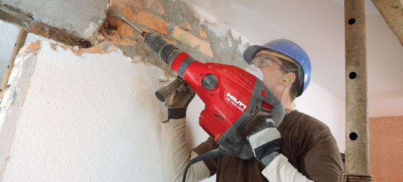 TE 700-AVR SDS-Max piikkausvasara Tehokas SDS Max (TE-Y) -piikkausvasara aktiivisella tärinänvaimennuksella (AVR) betonin ja muurauksen raskaaseen piikkaukseen Sovellukset 1