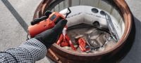 NUN 10K-22 Akkutoiminen hydraulipumppu 10 000 PSI (700 baaria) tuottava akkutoiminen hydraulipumppu raskaan sarjan katkaisu- ja puristustöihin sekä kauko-ohjattuun maanalaisten kaapeleiden ja armeerattujen kaapeleiden leikkaukseen (Nuron-akku) - kauko-ohjain sisältyy Sovellukset 3