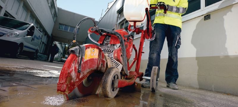DSH 900-X Polttomoottorikäyttöinen saha (400 mm) Tehokas ja helposti käynnistyvä 87 cc polttomoottorikäyttöinen saha automaattisella rikastimella – terän maksimihalkaisija 400 mm jopa 150 mm leikkaussyvyyteen Sovellukset 1