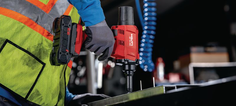 RT 6-22 Akkutoiminen vetoniittikone Akkukäyttöinen niittikone nopeaan ja helppoon verhouksen asennukseen ja metallin valmistukseen teräs- tai alumiininiiteillä (Nuron-akkualusta) Sovellukset 1