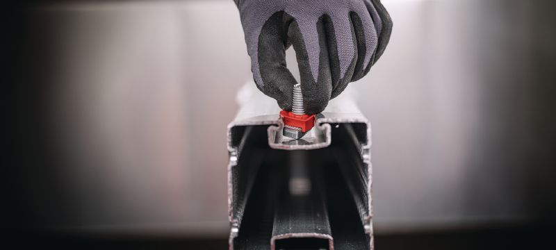 MT-THB OC T-pääpultti T-pultti liittimien ja muiden rakenne-elementtien kiinnittämiseen MT Seamless Box -profiilien asennusaukkoon kohtalaisen korrosoivissa olosuhteissa Sovellukset 1