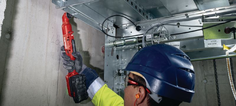 SIW 4R-22 3/8” Suorakulmainen iskevä mutteriväännin Kompakti, johdoton suorakulmainen iskevä mutteriväännin vaikeapääsyisiin sovelluksiin Sovellukset 1
