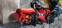 DSH 600-X polttomoottorikäyttöinen saha (300 mm) Kompaktin yläkahvan omaava (63 cc) polttomoottorikäyttöinen saha laikkajarrulla – 300 mm:n terillä leikkaussyvyys jopa 120 mm betonissa, muurauksessa ja metallissa Sovellukset 1