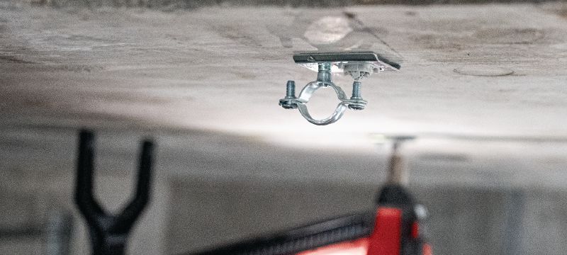 X-TH putkenpitimen kiinnike Metallinen putkenpidin, jossa on esiasennettu kierretankotappi, kevyisiin sähkö- ja mekaanisiin kiinnityksiin kattoon lankanauloilla Sovellukset 1