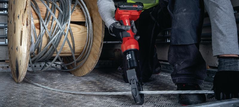 NCT 45 S-22 ACSR:n ja harusköiden akkutoiminen kaapelileikkuri Giljotiinityylinen akkutoiminen hydraulinen kaapelileikkuri, jossa on suurempi leikkauskapasiteetti ACSR-kaapelille ja harusköydelle (Nuron-akkualusta) Sovellukset 1