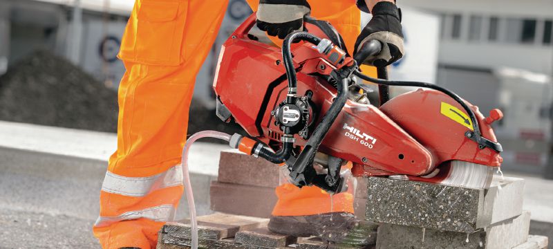 DSH 600-X polttomoottorikäyttöinen saha (300 mm) Kompaktin yläkahvan omaava (63 cc) polttomoottorikäyttöinen saha laikkajarrulla – 300 mm:n terillä leikkaussyvyys jopa 120 mm betonissa, muurauksessa ja metallissa Sovellukset 1