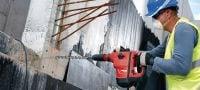 TE 60-ATC-AVR poravasara Monipuolinen ja tehokas SDS Max (TE-Y) -poravasara aktiivisella tärinänvaimennuksella (AVR) ja aktiivisella väännönrajoittimella (ATC) betonin poraukseen ja piikkaukseen Sovellukset 1