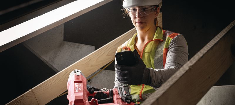BX 4-ME-22 Akkutoiminen betoninaulain (M&E-versio) Akkutoiminen Nuron-naulain kaapeleiden, suojaputkien ja kierretankotappien asennukseen betoniin, teräkseen ja muuraukseen Sovellukset 1