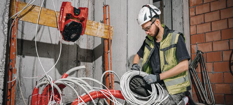 KCF 4-22 akkutoiminen työmaatuuletin Tehokas työmaatuuletin: päivän akkukesto, kääntyvä tuuletinpää ja ripustuskoukut työalueen jäähdytystä ja tuuletusta varten (Nuron-akkualusta) Sovellukset 1