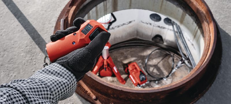 NUN 10K-22 Akkutoiminen hydraulipumppu 10 000 PSI (700 baaria) tuottava akkutoiminen hydraulipumppu raskaan sarjan katkaisu- ja puristustöihin sekä kauko-ohjattuun maanalaisten kaapeleiden ja armeerattujen kaapeleiden leikkaukseen (Nuron-akku) - kauko-ohjain sisältyy Sovellukset 1