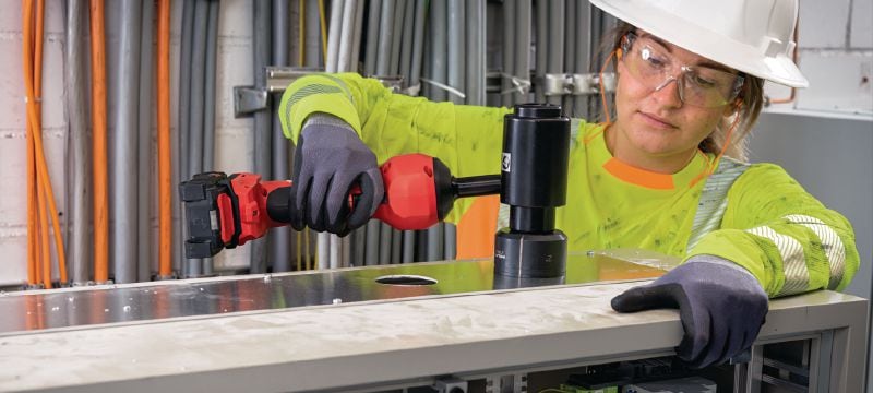 NPU 100-22 Akkutoiminen knockout-meisti Kompakti ja monipuolinen akkukäyttöinen hydraulinen knockout-työkalu putkikokoisten reikien lävistykseen eri materiaalien läpi (Nuron-akkualusta) Sovellukset 1