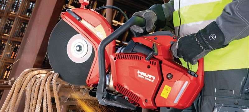 DSH 600-X polttomoottorikäyttöinen saha (300 mm) Kompaktin yläkahvan omaava (63 cc) polttomoottorikäyttöinen saha laikkajarrulla – 300 mm:n terillä leikkaussyvyys jopa 120 mm betonissa, muurauksessa ja metallissa Sovellukset 1