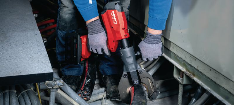 NCT 85 C-22 Akkutoiminen kupari-/alumiinikaapelien leikkuri Kupari- ja alumiinikaapelien akkutoiminen leikkuri pistoolikahvalla 3,2” │ 80 mm:iin saakka (Nuron-akkualusta) Sovellukset 1