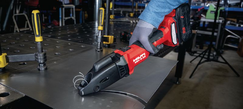 SSH 6-22 Akkumetallileikkuri Akkutoiminen kaksoisleikkuri nopeaan metallilevyn ja profiilien leikkaukseen 2,5 mm:iin │12 Ga asti – Hilti SSH CS -terät mukana (Nuron-akkualusta) Sovellukset 1