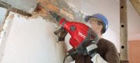 TE 700-AVR SDS-Max piikkausvasara Tehokas SDS Max (TE-Y) -piikkausvasara aktiivisella tärinänvaimennuksella (AVR) betonin ja muurauksen raskaaseen piikkaukseen Sovellukset 1